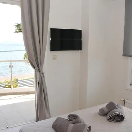 Cozy In Faros, Raches