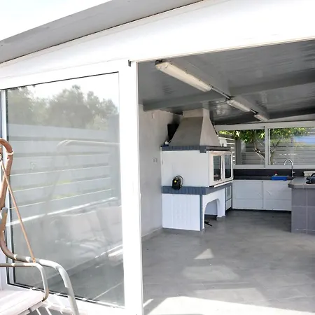 Cozy In Faros, Raches