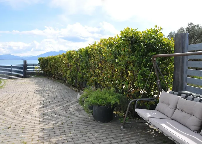 Cozy In Faros, Raches