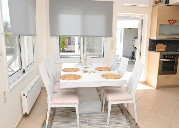 Cozy In Faros, Raches