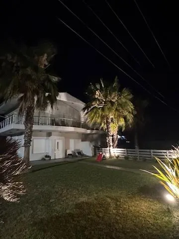 Cozy In Faros, Raches